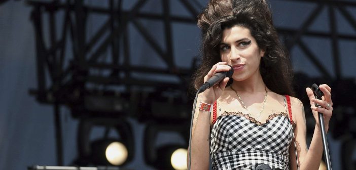 Amy Winehouse: Το φόρεμα που φόρεσε στην τελευταία εμφάνισή της πωλήθηκε για 240.000 δολάρια
