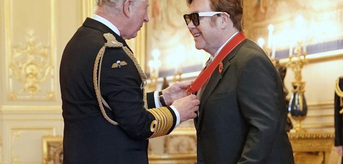 Ο Elton John βραβεύτηκε από τον πρίγκιπα Κάρολο με το παράσημο του Τάγματος των Συντρόφων της Τιμής