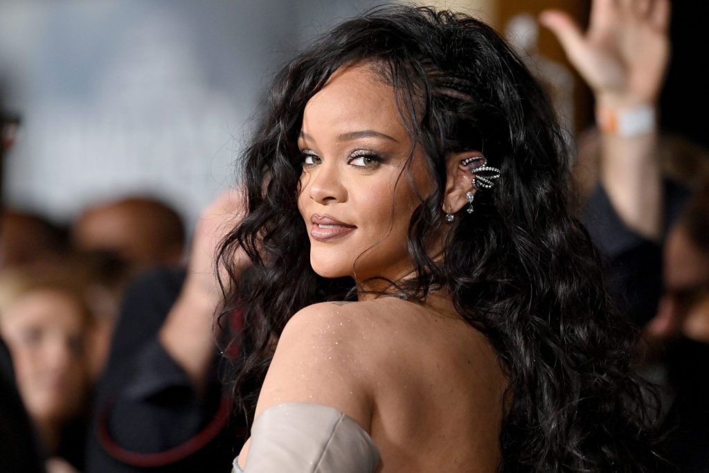Rihanna: «Άλλο πράγμα η νέα μουσική, άλλο το Super Bowl»