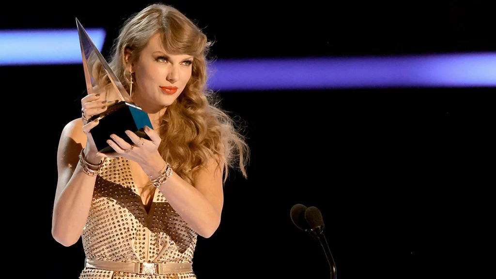 American Music Awards 2022: Σάρωσε η Taylor Swift – Οι νικητές των βραβείων
