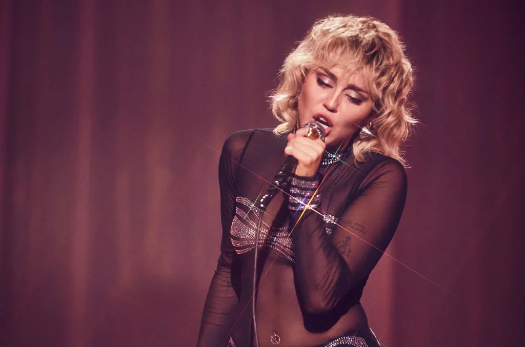 Miley Cyrus: Το «Flowers» έσπασε το ρεκόρ για τα περισσότερα streams σε μία εβδομάδα στο Spotify