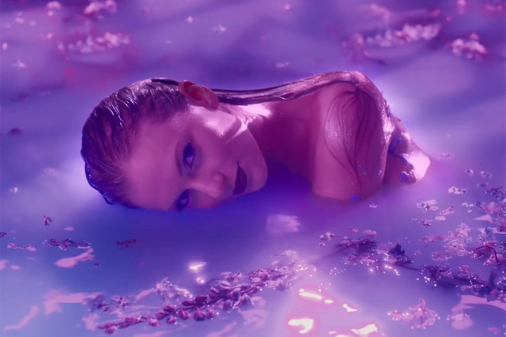 Η Taylor Swift κυκλοφορεί το ονειρικό music video του «Lavender Haze»